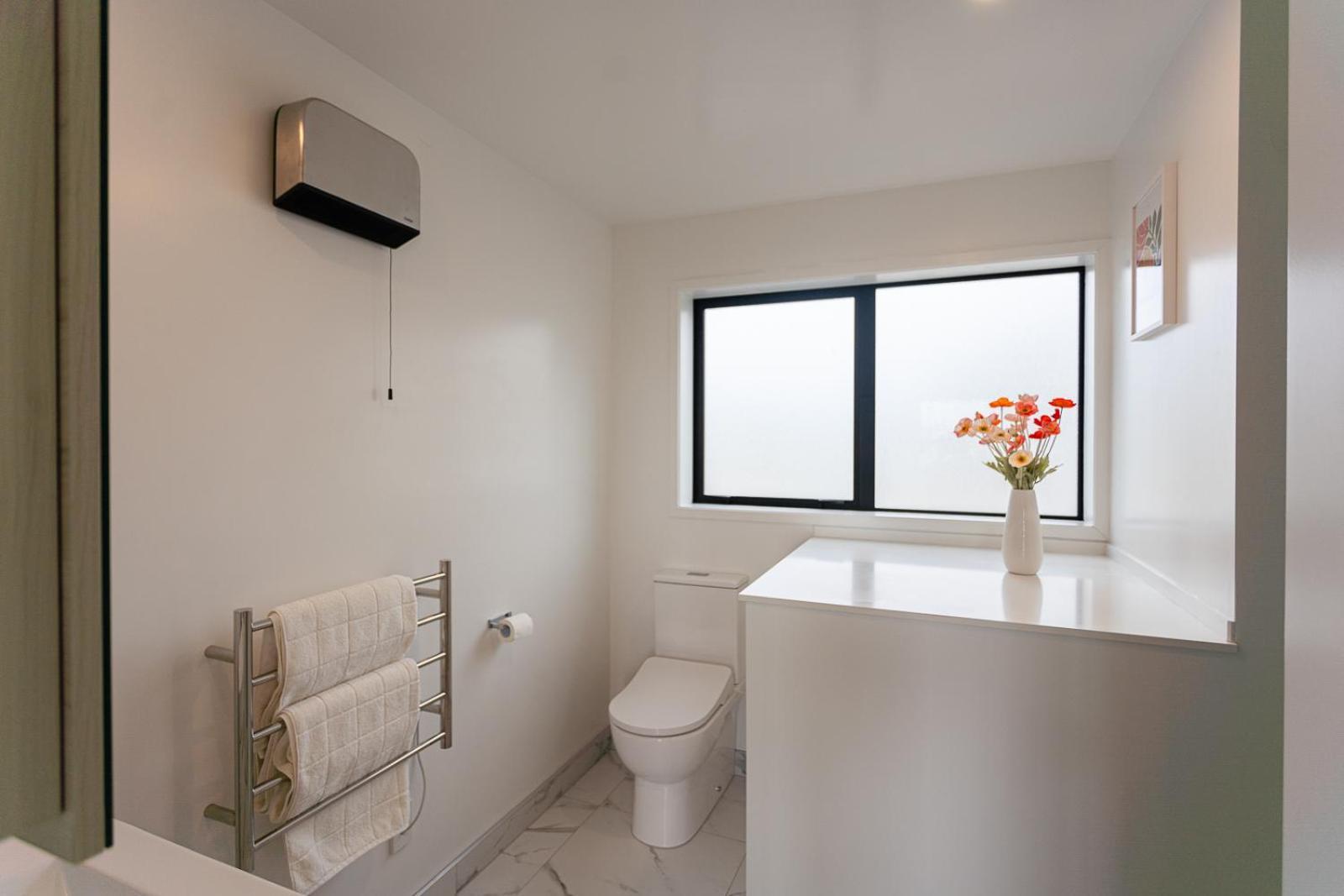 Modern 2 Bedroom Townhouse In Cbd With Parking! Sleeps 5 Christchurch Extérieur photo