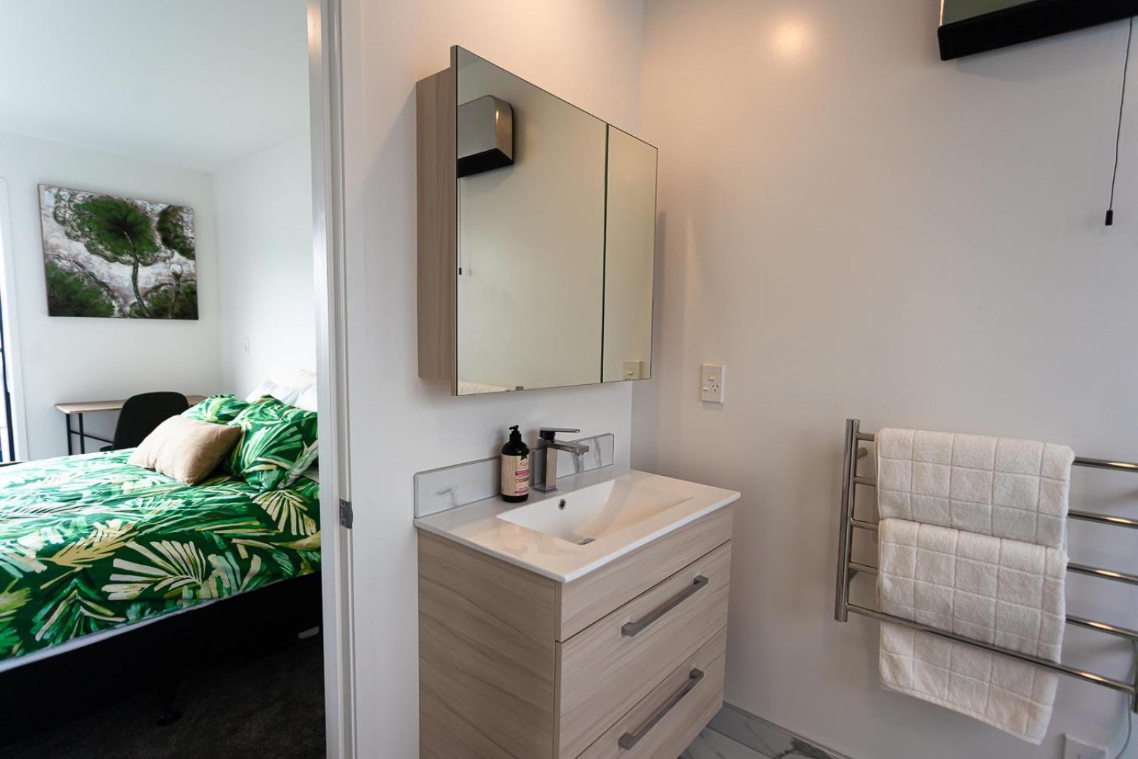 Modern 2 Bedroom Townhouse In Cbd With Parking! Sleeps 5 Christchurch Extérieur photo