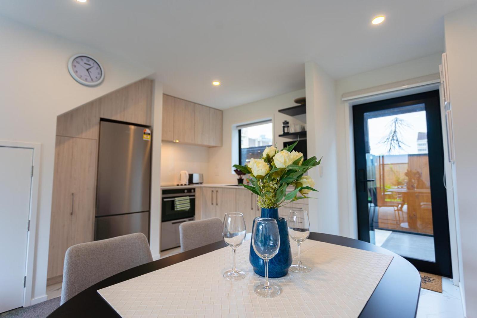 Modern 2 Bedroom Townhouse In Cbd With Parking! Sleeps 5 Christchurch Extérieur photo